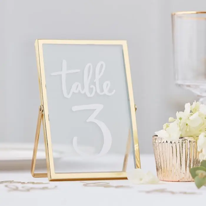 Tafeldecoratie Voor Een Bruiloftsbanket Stock Afbeelding - Image of