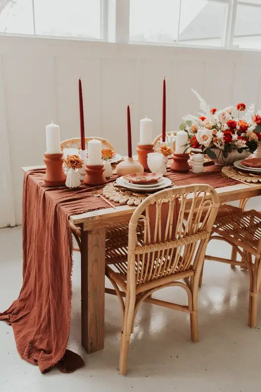 bohemian bruiloft rotan meubels met terracotta