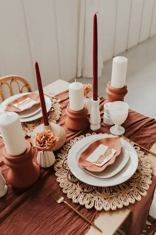 bohemian bruiloft rotan meubels met terracotta
