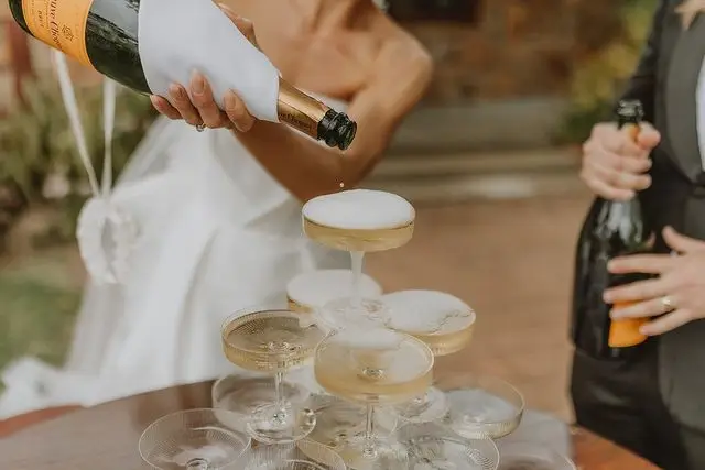 Champagnetoren opbouwen