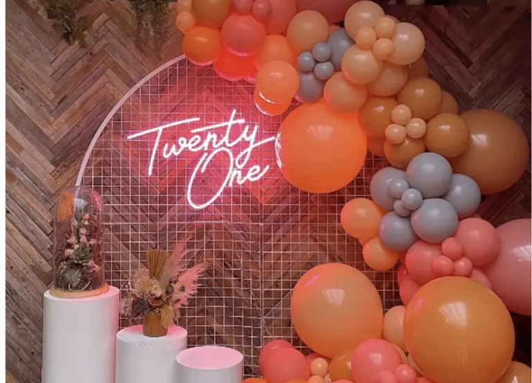 21 diner aankleding met neon lichtletters op een wit frame