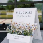 Welkomstbord met bloemenbak